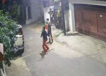 रांची RSS कार्यालय पेट्रोल बम हमले के आरोपियों को कोडरमा में गिरफ्तार करती पुलिस टीम