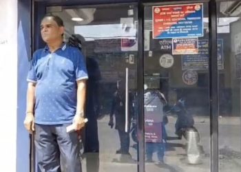 एटीएम में कार्ड फंसाकर 45,700 रुपये की ठगी, पीड़ित ने थाने में की शिकायत 11 एटीएम में कार्ड फंसाकर 45,700 रुपये की ठगी, पीड़ित ने थाने में की शिकायत