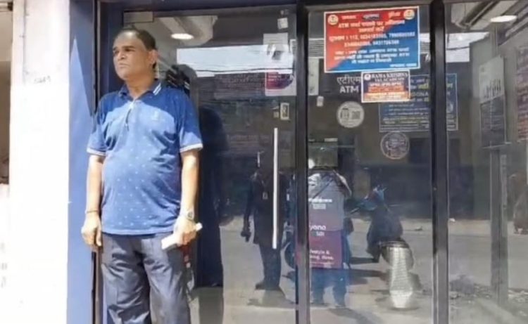 एटीएम में कार्ड फंसाकर 45,700 रुपये की ठगी, पीड़ित ने थाने में की शिकायत 1 एटीएम में कार्ड फंसाकर 45,700 रुपये की ठगी, पीड़ित ने थाने में की शिकायत