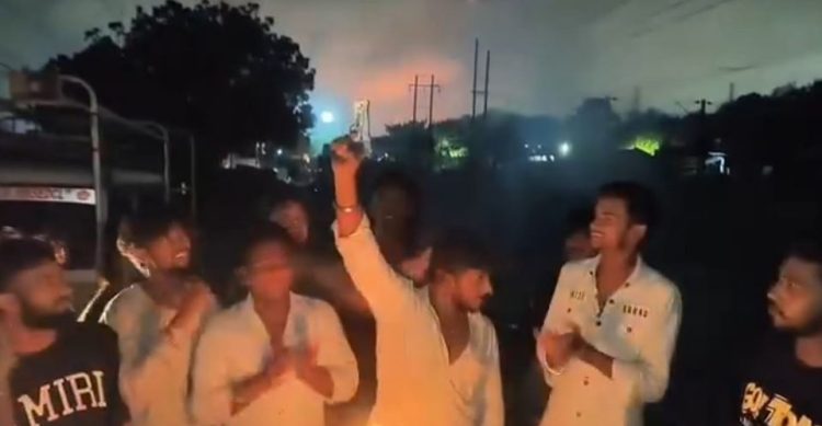 कार के बोनट पर बर्थडे केक, हाथ में पिस्टल और फिर कथित हवाई फायरिंग; धेमोमेन का वीडियो वायरल 1 कार के बोनट पर बर्थडे केक, हाथ में पिस्टल और फिर कथित हवाई फायरिंग; धेमोमेन का वीडियो वायरल