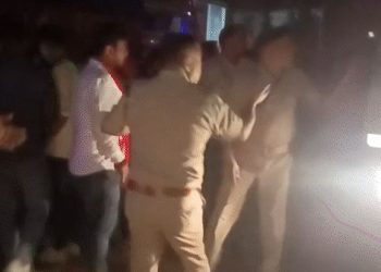 जमशेदपुर के परसुडीह में दुर्गा विसर्जन के दौरान मारपीट, थाने के सामने प्रतिमा रखकर सड़क जाम