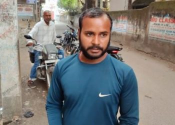 कोडरमा में यात्री से सरेआम ठगी-सरकारी गाड़ी से छोड़ने की बात कहकर झांसे में लिया 8 कोडरमा में यात्री से सरेआम ठगी-सरकारी गाड़ी से छोड़ने की बात कहकर झांसे में लिया