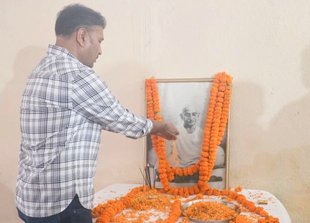 सिल्ली स्थित आजसू कार्यालय में मनाई गई गांधी जयंती, सुदेश महतो ने किया माल्यार्पण 1 सिल्ली स्थित आजसू कार्यालय में मनाई गई गांधी जयंती, सुदेश महतो ने किया माल्यार्पण