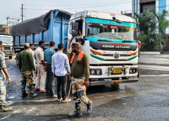 धनबाद में वाहन जांच अभियान, 35 वाहनों पर 13.70 लाख रुपये जुर्माना 3 धनबाद में वाहन जांच अभियान, 35 वाहनों पर 13.70 लाख रुपये जुर्माना