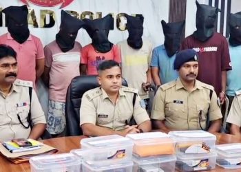 धनबाद पुलिस की सबसे बड़ी कार्रवाई, पीठाकियारी गांव में एक साथ 11 साइबर अपराधी धराए 4 धनबाद पुलिस की सबसे बड़ी कार्रवाई, पीठाकियारी गांव में एक साथ 11 साइबर अपराधी धराए