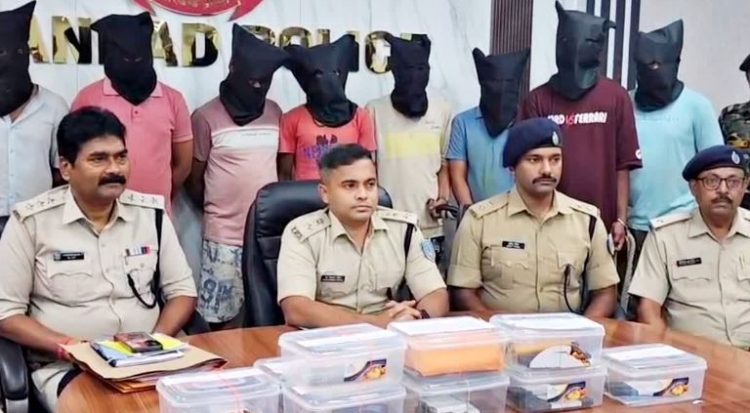 धनबाद पुलिस की सबसे बड़ी कार्रवाई, पीठाकियारी गांव में एक साथ 11 साइबर अपराधी धराए 1 धनबाद पुलिस की सबसे बड़ी कार्रवाई, पीठाकियारी गांव में एक साथ 11 साइबर अपराधी धराए