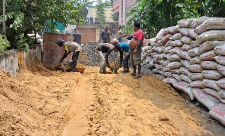 शंकरपुर में सड़क रोककर फ्लैट निर्माण, स्थानीय लोगों ने उठाए सवाल
