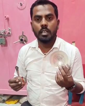धनबाद में मोबाइल खरीदने पर मिले चांदी के चम्मच और कटोरे को लेकर विवाद, वीडियो वायरल 1 धनबाद में मोबाइल खरीदने पर मिले चांदी के चम्मच और कटोरे को लेकर विवाद, वीडियो वायरल