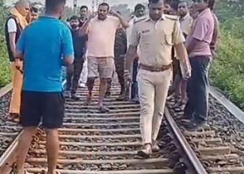 कोडरमा बाजार के पास रेलवे ब्रिज पर मिला युवक का शव, पुलिस जांच में जुटी 3 कोडरमा बाजार के पास रेलवे ब्रिज पर मिला युवक का शव, पुलिस जांच में जुटी