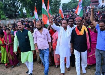 मतदाता सूची से नाम कटने की आशंका, स्वास्थ्य मंत्री से मिलीं जामताड़ा की महिलाएं 3 मतदाता सूची से नाम कटने की आशंका, स्वास्थ्य मंत्री से मिलीं जामताड़ा की महिलाएं