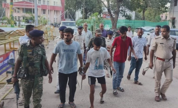 अभिजीत सिंह हत्याकांड में तीन और आरोपी गिरफ्तार, पुलिस ने कराई पैदल परेड 1 अभिजीत सिंह हत्याकांड में तीन और आरोपी गिरफ्तार, पुलिस ने कराई पैदल परेड