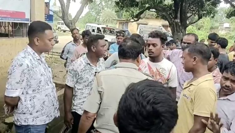 आखलपुर स्वास्थ्य केंद्र में आदिवासी महिला की मौत, परिजनों ने लगाया लापरवाही का आरोप 1 आखलपुर स्वास्थ्य केंद्र में आदिवासी महिला की मौत, परिजनों ने लगाया लापरवाही का आरोप