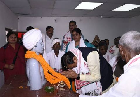 उलिहातू से शुरू हुआ गजेंद्र पटेल का झारखंड दौरा, बिरसा मुंडा के वंशजों से मिले 1 उलिहातू से शुरू हुआ गजेंद्र पटेल का झारखंड दौरा, बिरसा मुंडा के वंशजों से मिले