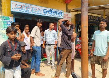 वेंटिलेटर तोड़ ज्वेलरी दुकान में घुसे चोर, सोना-चांदी समेत लाखों के जेवरात ले उड़े 4 वेंटिलेटर तोड़ ज्वेलरी दुकान में घुसे चोर, सोना-चांदी समेत लाखों के जेवरात ले उड़े