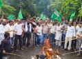 पाकुड़ में केंद्र सरकार के खिलाफ झामुमो का प्रदर्शन, शिक्षा मंत्री का पुतला जलाया