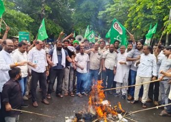 पाकुड़ में केंद्र सरकार के खिलाफ झामुमो का प्रदर्शन, शिक्षा मंत्री का पुतला जलाया