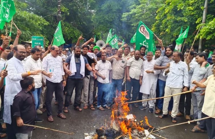 पाकुड़ में केंद्र सरकार के खिलाफ झामुमो का प्रदर्शन, शिक्षा मंत्री का पुतला जलाया