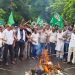 पाकुड़ में केंद्र सरकार के खिलाफ झामुमो का प्रदर्शन, शिक्षा मंत्री का पुतला जलाया