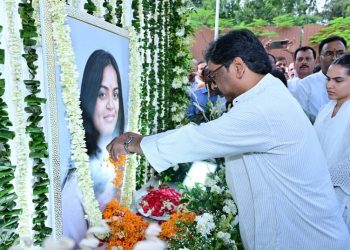 सीएम हेमंत सोरेन और कल्पना सोरेन ने तृषा सिंह के द्वादशा कार्यक्रम में दी श्रद्धांजलि 3 सीएम हेमंत सोरेन और कल्पना सोरेन ने तृषा सिंह के द्वादशा कार्यक्रम में दी श्रद्धांजलि
