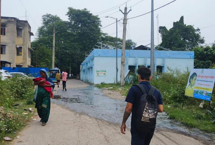 धनबाद सदर अस्पताल की बदहाल व्यवस्था, नाली के गंदे पानी के बीच अस्पताल पहुंचने को मजबूर मरीज 1 धनबाद सदर अस्पताल की बदहाल व्यवस्था, नाली के गंदे पानी के बीच अस्पताल पहुंचने को मजबूर मरीज