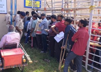 रांची में भारत-वेस्टइंडीज टी-20 का क्रेज, टिकट के लिए स्टेडियम के बाहर भारी भीड़ 4 रांची में भारत-वेस्टइंडीज टी-20 का क्रेज, टिकट के लिए स्टेडियम के बाहर भारी भीड़