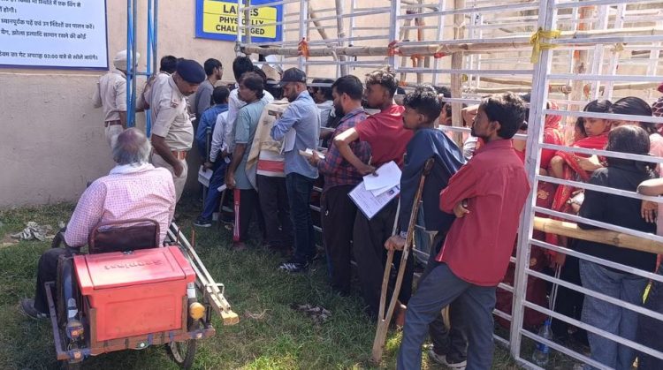 रांची में भारत-वेस्टइंडीज टी-20 का क्रेज, टिकट के लिए स्टेडियम के बाहर भारी भीड़