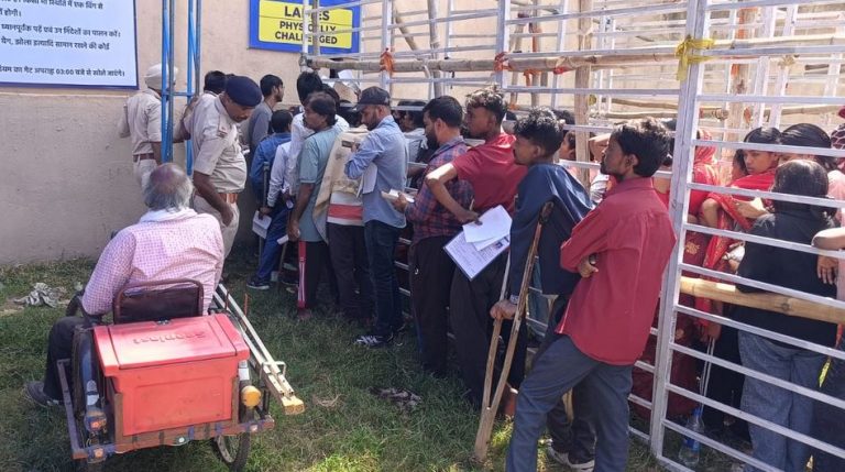 रांची में भारत-वेस्टइंडीज टी-20 का क्रेज, टिकट के लिए स्टेडियम के बाहर भारी भीड़