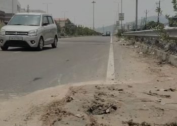 धनबाद में करोड़ों की 8 लेन सड़क पर फिर संकट, पाइपलाइन लीकेज से बना बड़ा गड्ढा बनी आफत