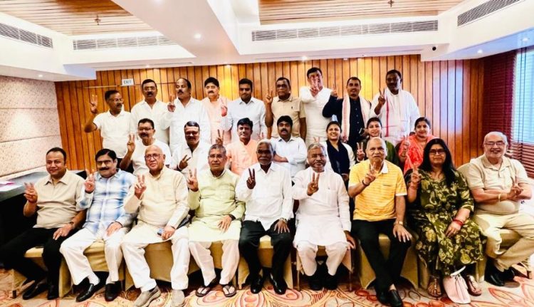 रेडिसन ब्लू में NDA विधायकों की ट्रेनिंग, आदित्य साहू ने परिमल नाथवानी की जीत का किया दावा 1 रेडिसन ब्लू में NDA विधायकों की ट्रेनिंग, आदित्य साहू ने परिमल नाथवानी की जीत का किया दावा
