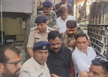 अधिवक्ता के चेंबर में घुसकर मारपीट के आरोप के बाद आरपीएफ सब इंस्पेक्टर ने दिया लिखित माफीनामा