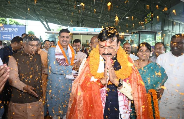 भाजपा के नए झारखंड प्रभारी और सह-प्रभारी का झारखंडी ढोल-नगाड़ो के साथ भव्य स्वागत 1 भाजपा के नए झारखंड प्रभारी और सह-प्रभारी का झारखंडी ढोल-नगाड़ो के साथ भव्य स्वागत
