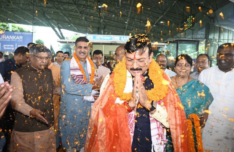भाजपा के नए झारखंड प्रभारी और सह-प्रभारी का झारखंडी ढोल-नगाड़ो के साथ भव्य स्वागत